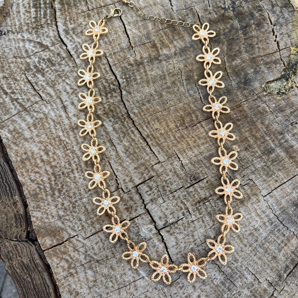 Elegant Gold Floral Necklace
